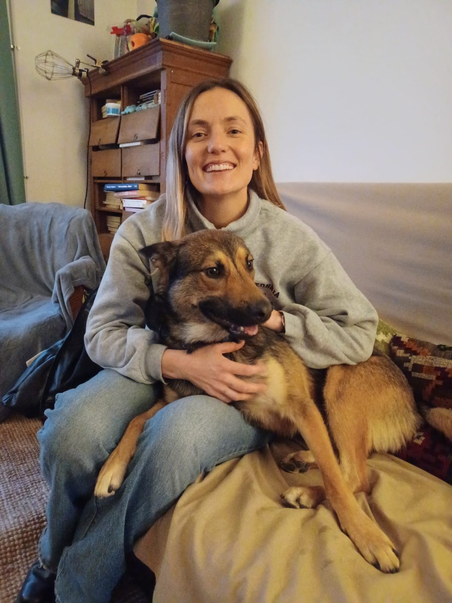 Camila câline un chien réactif en intérieur, dans le calme