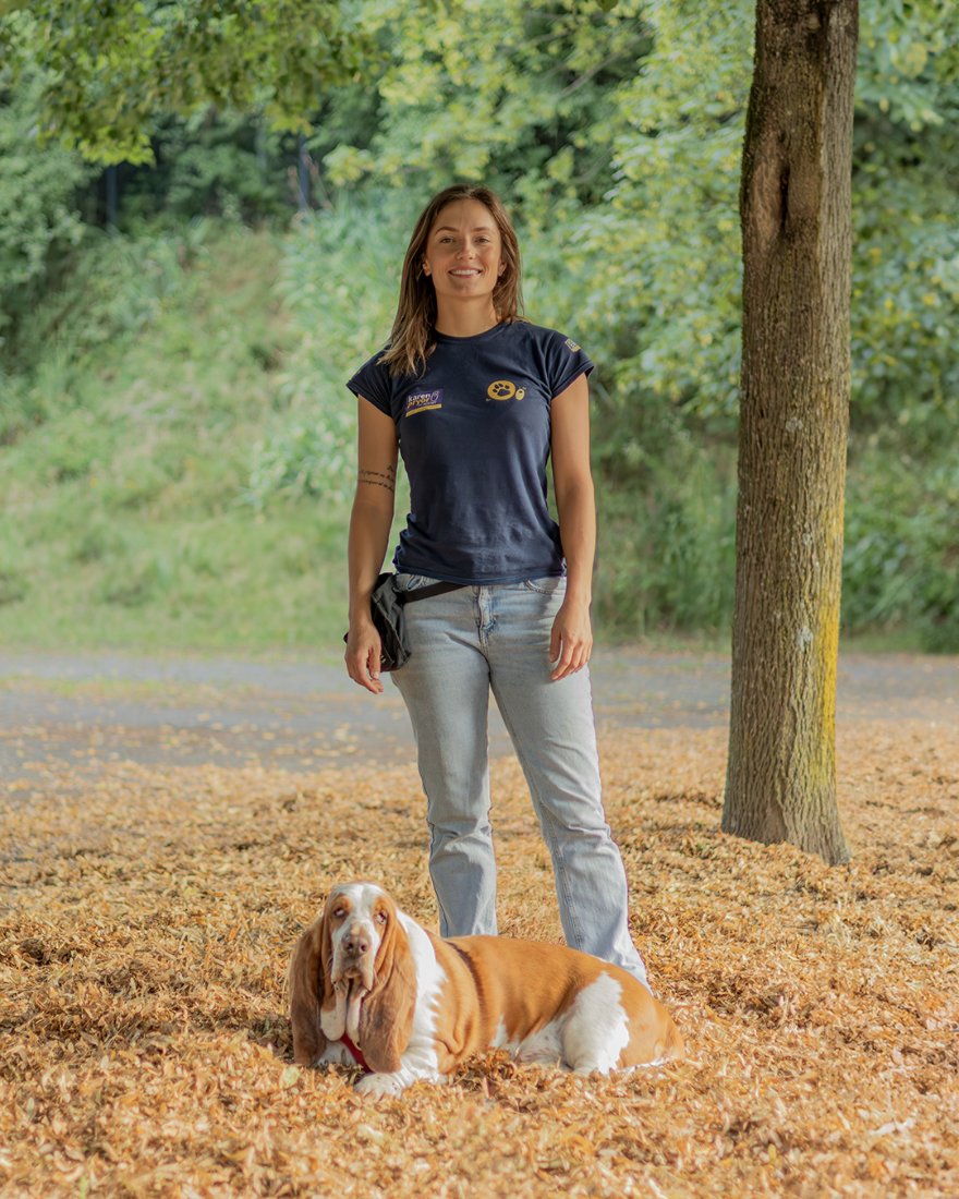 Portrait de Camila Richardt, éducatrice canine, avec un basset hound