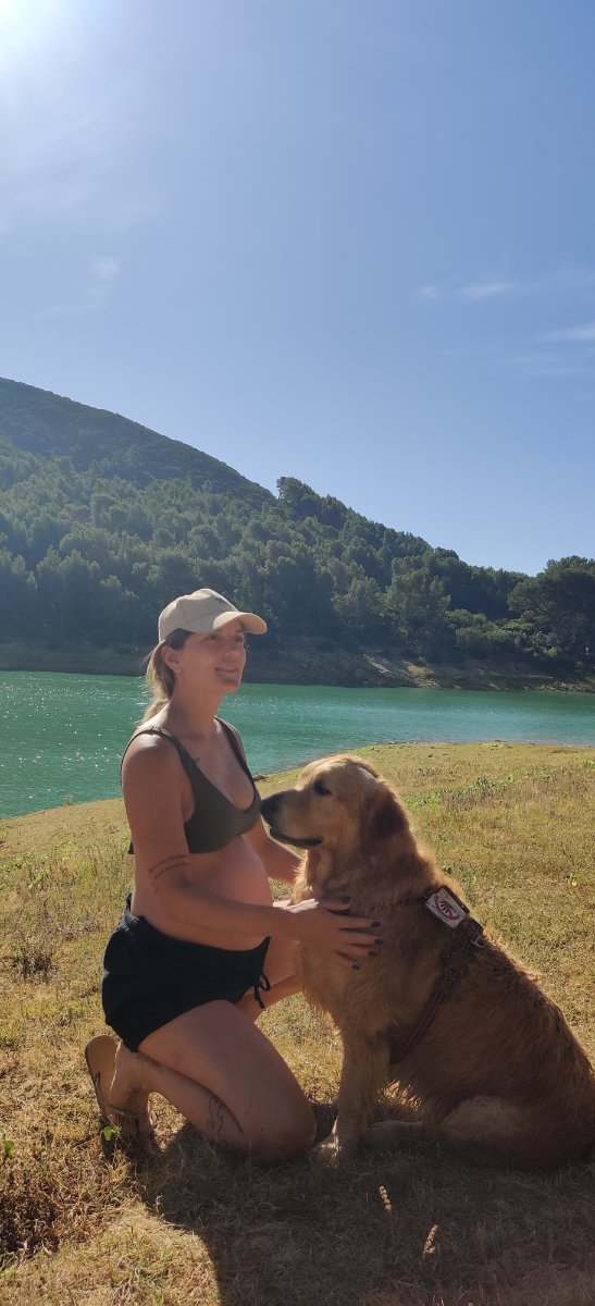 Camila et son chien en extérieur